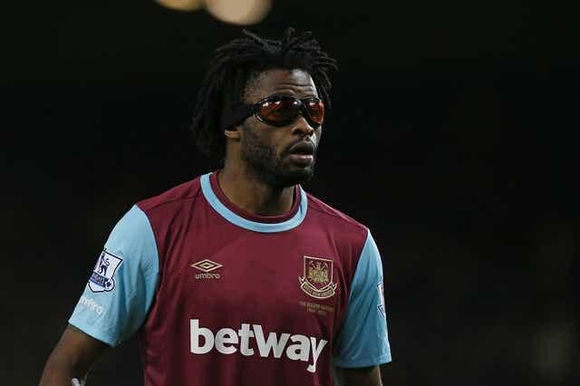 Alex Song đeo kính bảo hộ