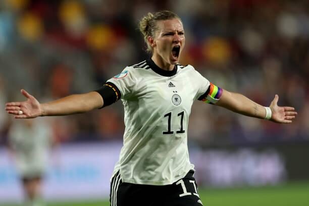 Alexandra Popp thi đấu cho Wolfsburg