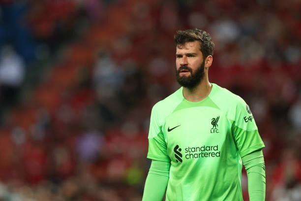 Alisson Becker trong khung gỗ Liverpool