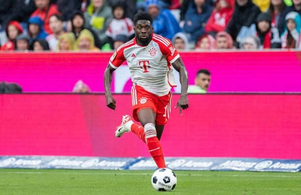 Alphonso Davies trong trận đấu Bundesliga