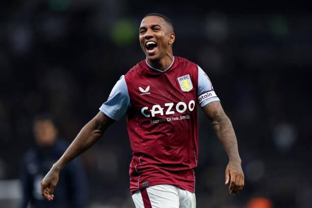 Ashley Young trong màu áo Aston Villa