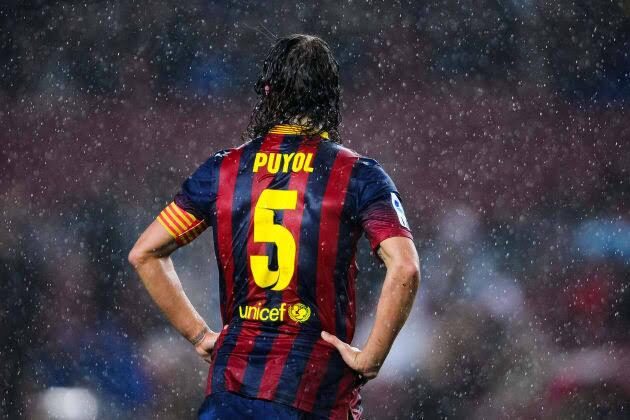 Carlos Puyol mặc áo số 5