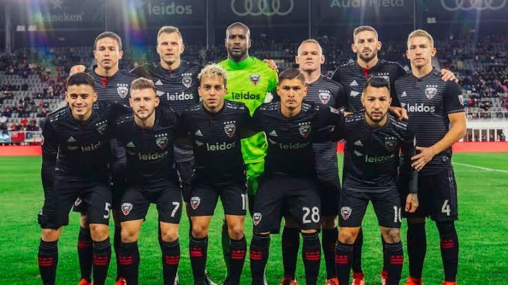 Câu lạc bộ bóng đá D.C United trong trang phục màu đen