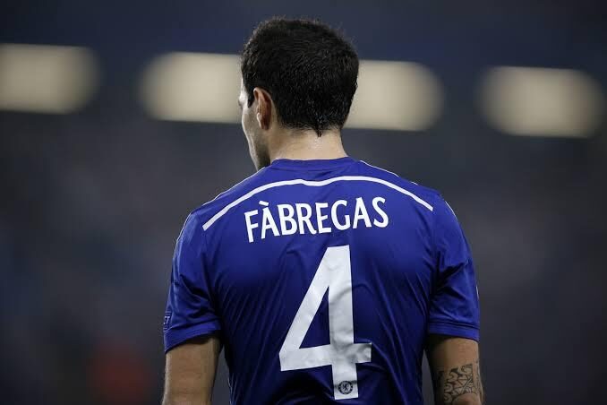 Cesc Fabregas mặc áo số 4