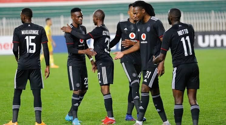 Đội bóng Orlando Pirates thi đấu trong trang phục màu đen