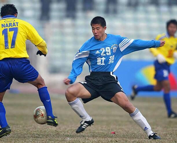 Dong Fangzhou trong trận đấu cho Dalian Shide