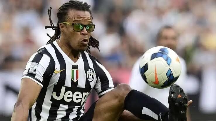 Edgar Davids đeo kính khi chơi bóng