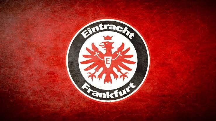 Eintracht Frankfurt với trang phục thi đấu ngoài sân màu đen