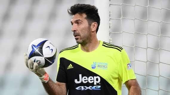 Gianluigi Buffon cầu thủ cao tuổi nhất