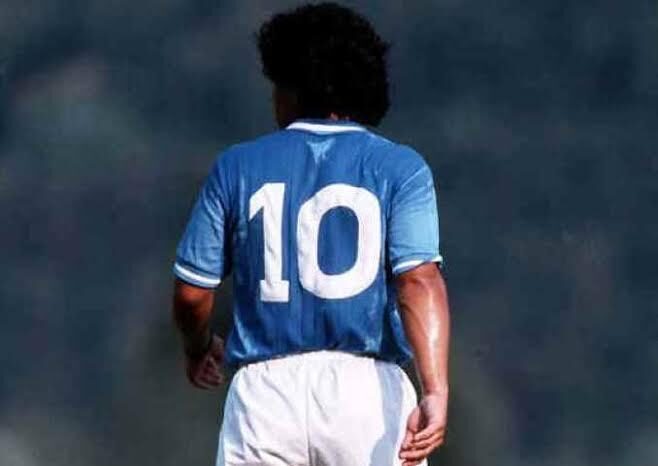 Huyền thoại Diego Maradona cùng số áo 10 của Napoli