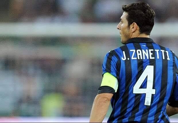 Javier Zanetti mặc áo số 4