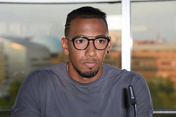 Jerome Boateng đeo kính ngoài sân chơi