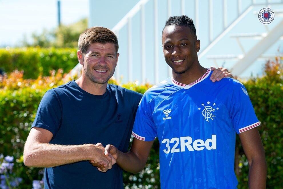 Joe Aribo với Steven Gerrard