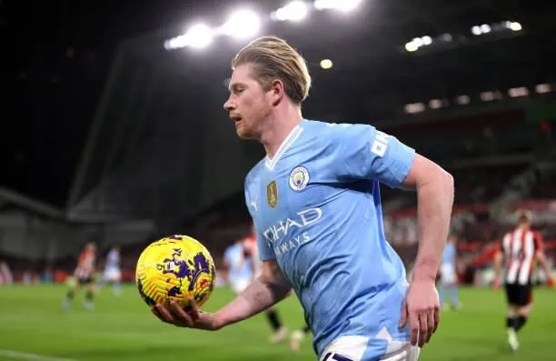 Kevin De Bruyne thực hiện một tình huống phối hợp từ quả đá phạt góc trong trận đấu giữa Manchester City và Brentford