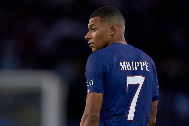 Kylian Mbappé trong trang phục độc đáo với số 7.