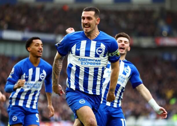 Lewis Dunk của Brighton ăn mừng sau khi ghi bàn