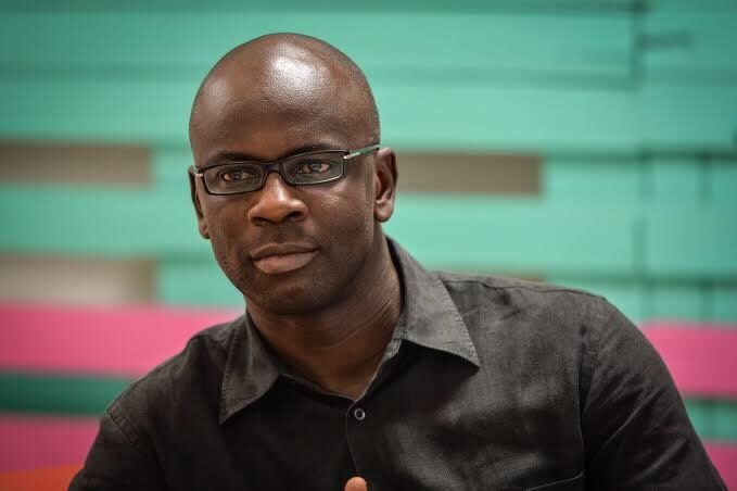 Lilian Thuram với kính dày bên ngoài sân