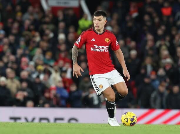 Lisandro Martínez trong trận đấu giữa Manchester United và Tottenham Hotspur tại Old Trafford vào ngày 14 tháng 1 năm 2024