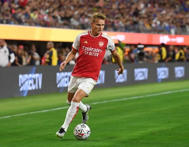 Martin Odegaard trong trận đấu giữa Arsenal và FC Barcelona
