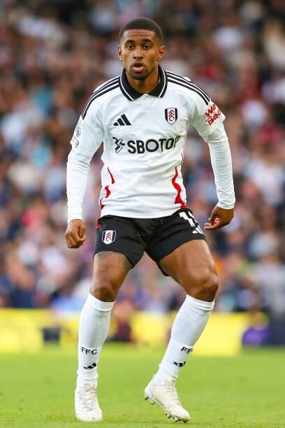 Reiss Nelson trong trận đấu của Fulham