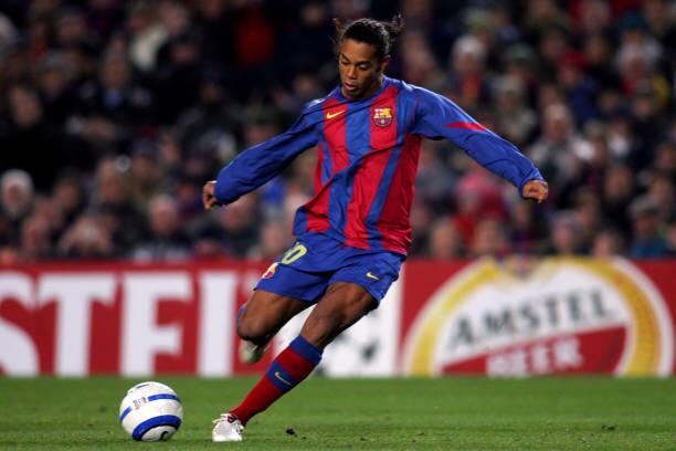 Ronaldinho với kỹ thuật điêu luyện trên sân cỏ.