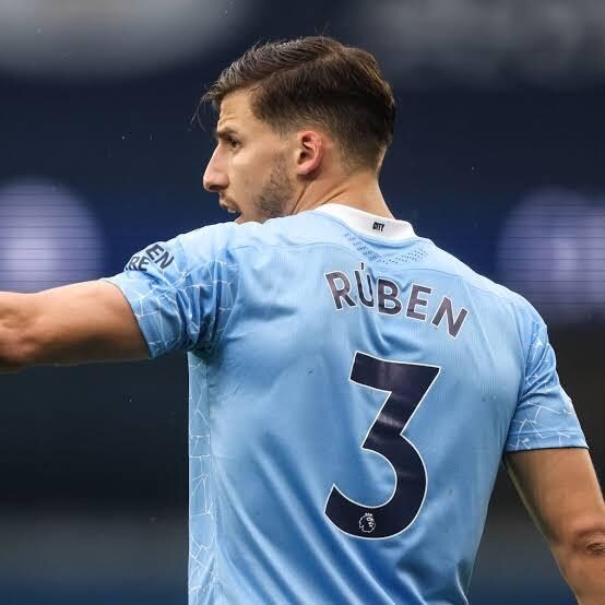 Ruben Dias giúp Manchester City cùng áo số 3