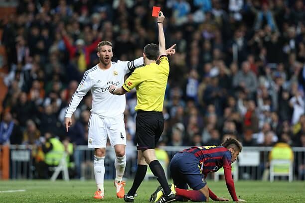 Sergio Ramos nhận thẻ đỏ