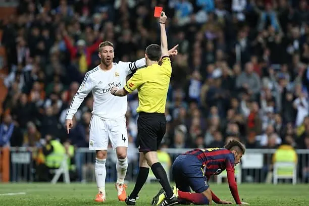 Sergio Ramos nhận thẻ đỏ