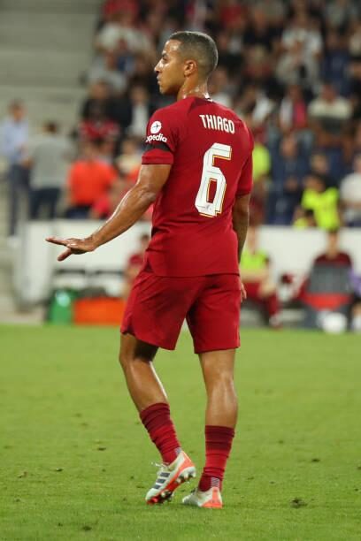 Thiago Alcântara khoác áo số 6 tại Liverpool