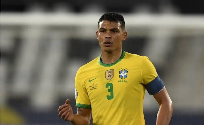 Thiago Silva cùng áo số 3 của đội tuyển Brazil