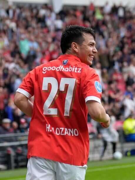 Tiền đạo Hirving Lozano của PSV ăn mừng bàn thắng