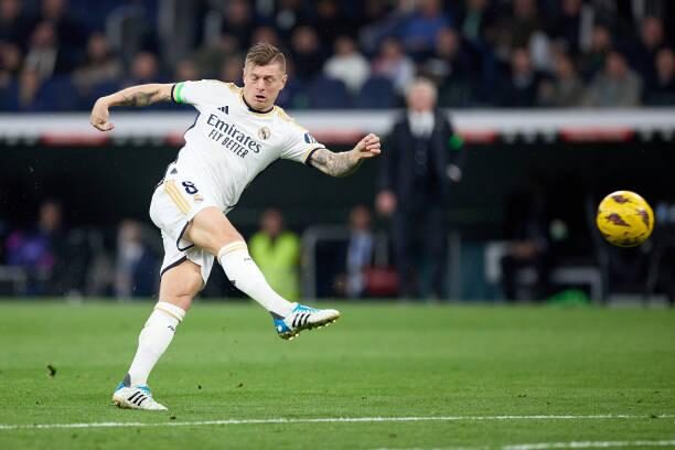 Toni Kroos thi đấu cho Real Madrid trong trận gặp Atletico de Madrid