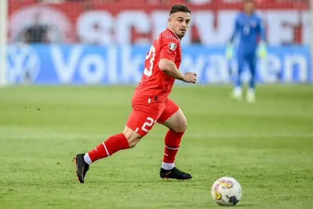 Xherdan Shaqiri điều khiển bóng trong trận đấu giữa Thụy Sĩ và Romania trong khuôn khổ vòng loại UEFA EURO 2024.