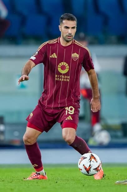 Zeki Çelik trong trận đấu của AS Roma