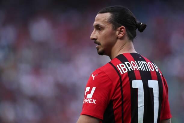 Zlatan Ibrahimović khoe cá tính mạnh mẽ trên sân cỏ.